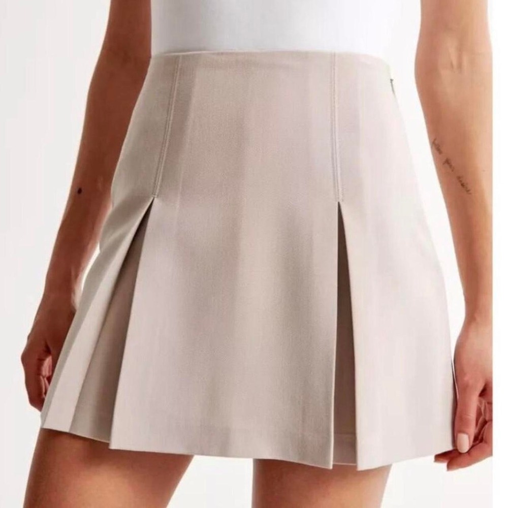 Abercrombie & Fitch pleated mini skirt - shorts in cream, size M Brand new
